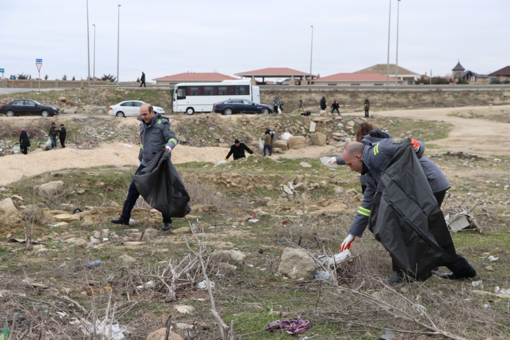 Sahil zolağı plastik tullantılardan təmizləndi - FOTOLAR